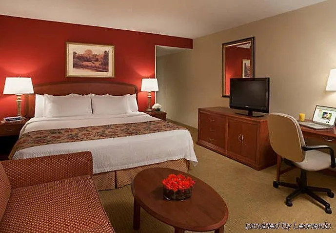Courtyard By Marriott Toronto Airport Hotel